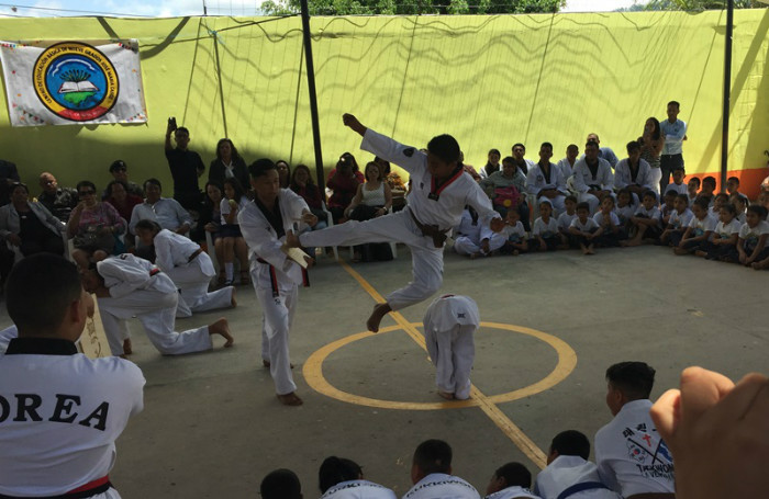 Jóvenes hondureños en niveles avanzados brindan una demostración el 4 de junio durante el cambio de cinta celebrado en el C.E.B José María Casco en Tegucigalpa.